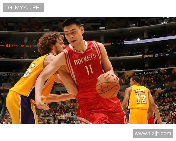 姚明在赛场上的惊艳表现与残暴盖帽引发的篮球热潮与传奇故事 姚明在赛场上的惊艳表现与残暴盖帽引发的篮球热潮与传奇故事