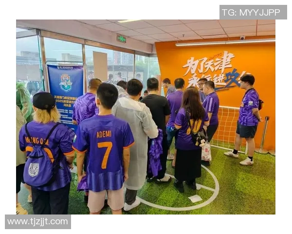 足球明星街头遭球迷热情围堵亲密互动引发粉丝狂欢盛况 足球明星街头遭球迷热情围堵亲密互动引发粉丝狂欢盛况